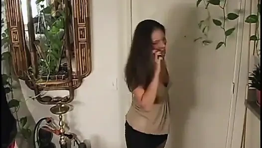 Brünette hure fickt ihre muschi mit einem vibratordildo auf ihrem bett