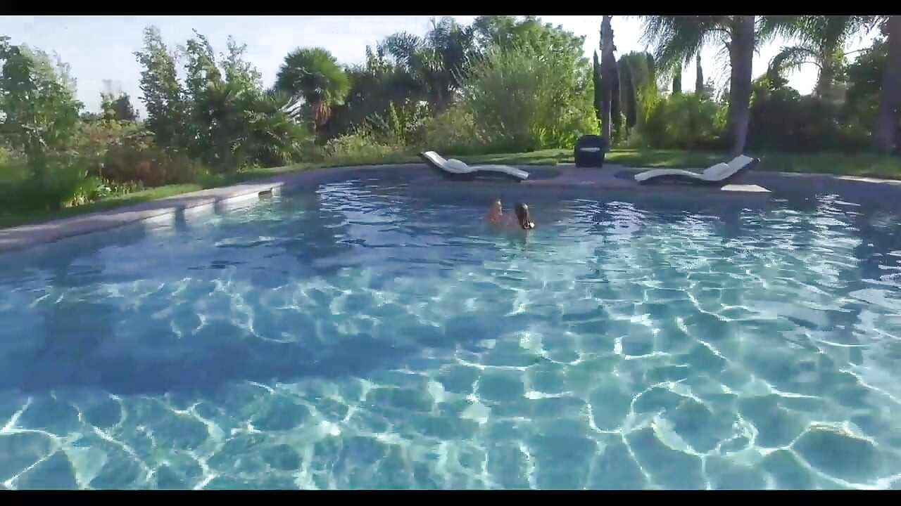 Blonde babe masturbation in the swimming pool