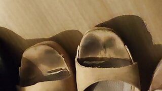 Éjaculation sur des chaussures à talons