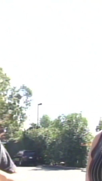 Dal momento che la sua auto ha rotto la mora chiede aiuto allo sconosciuto prima di sentirsi molto cattivo . Clip 1