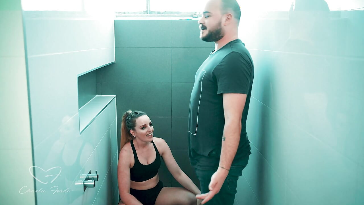 Charlie Forde, Woody Alyx, Violet Devine ile belden bağlamalı