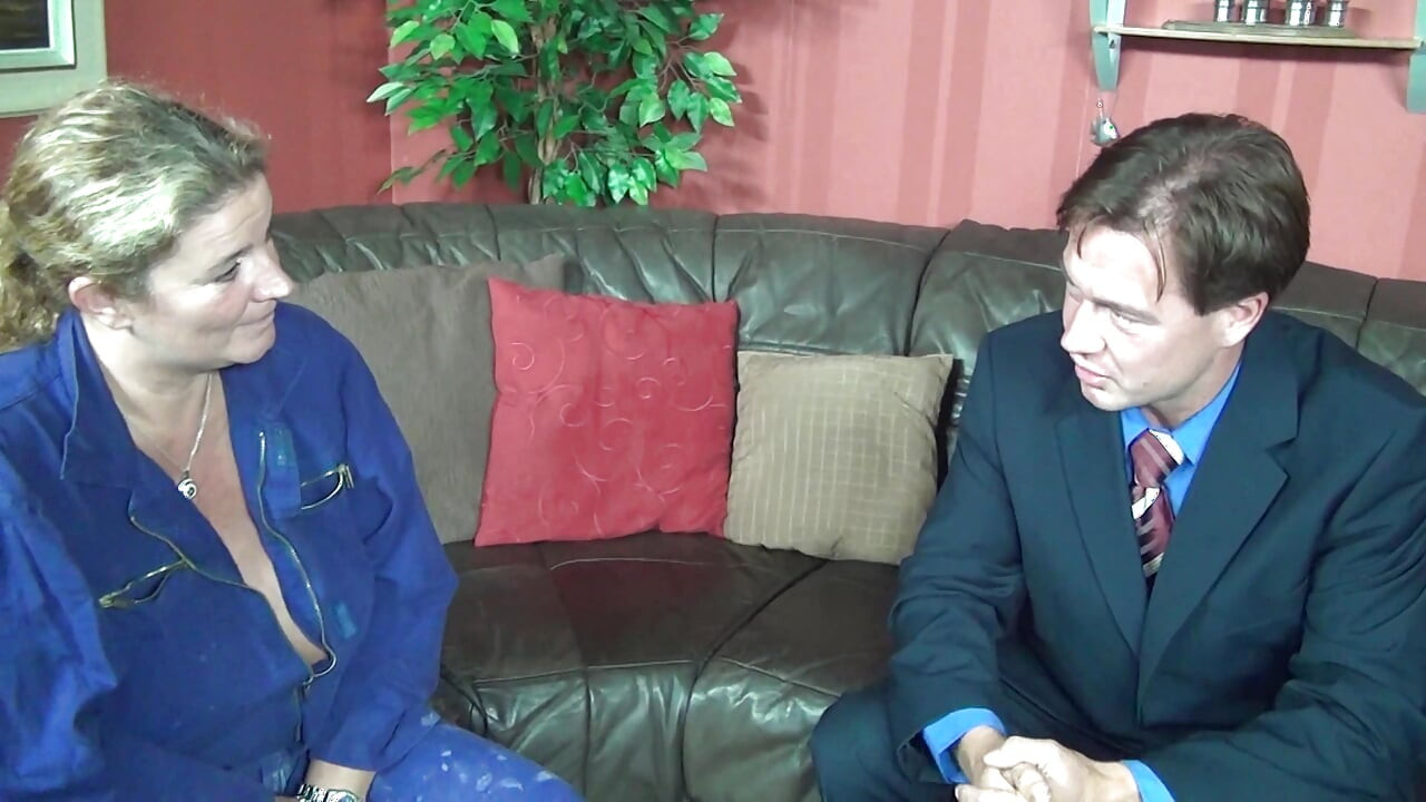 Matură sexy germană xxl îl lasă pe vecin să-i fută pizda umedă!