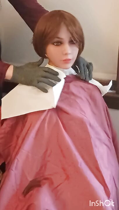 Lindsey recebe um corte pixie