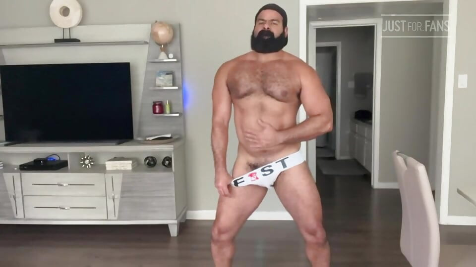 Muscle Bear webcam show in underwear and happy ending