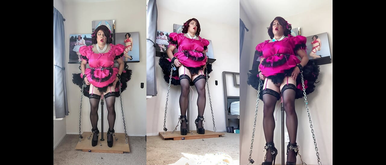 Рожева сіссі покоївка Кенді замкнена на підставці для ділдо і катається на її жердині