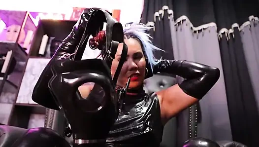 Fetish lateks dominaFire & gasmask