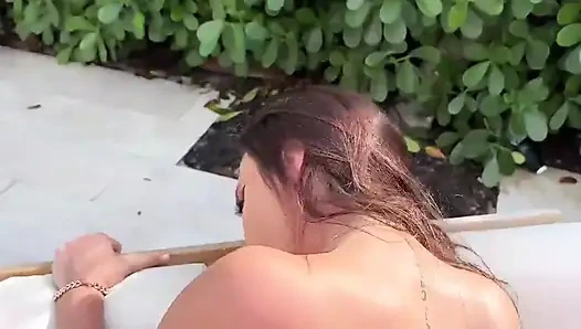 Kelsi настоящий ангел и хочет трахнуть меня в моем бассейне, мне нравится, как эта белая девушка с большой шикарной задницей принимает мой большой хуй в ее тугую киску