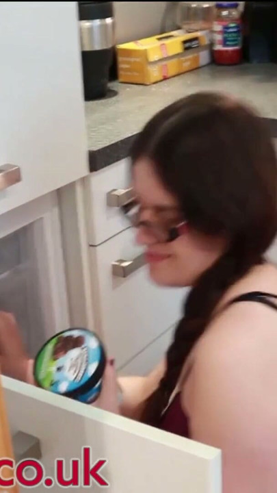 Britisk 18-åring spiser is med sperm som topping | Klipp 1