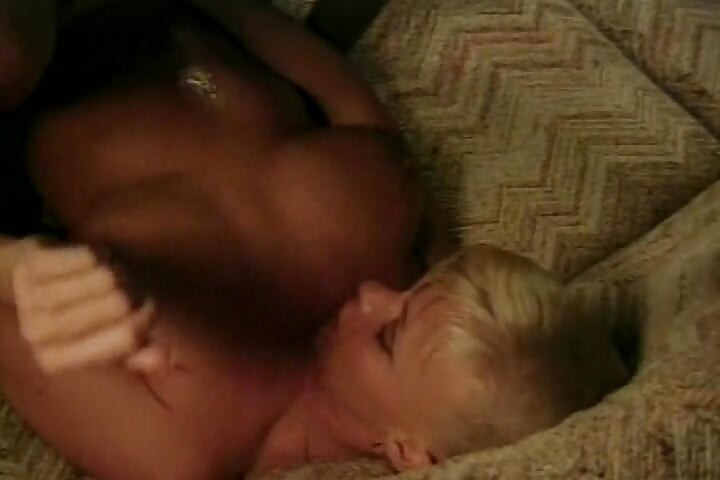 O mamă sexy cu țâțe mari călărește o pulă neagră până la o ejaculare facială