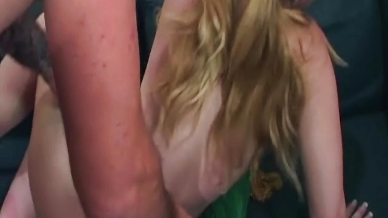 Blonde milf slikt sperma na een diepe hardcore rit