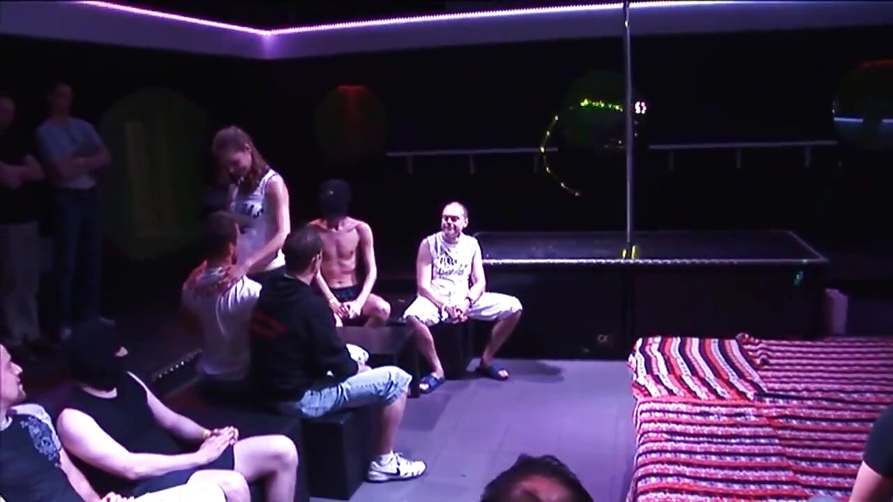 Dojrzała MILF zalana w spermie obsługi wielu kogutów