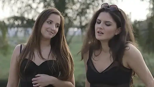 Глубокий лесбийский оргазм