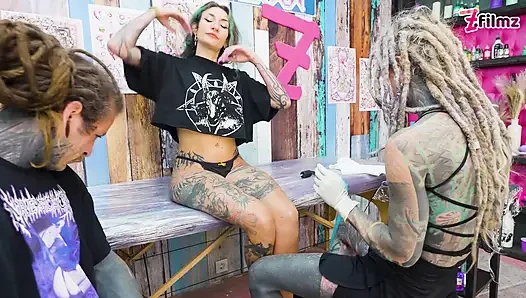 Analer dreier während der tattoo-session