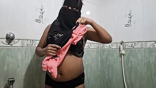 Desi aunty quenched his thirst by inserting a dildo into her pussy