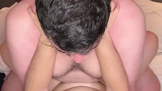 Пухлый мужик платит мне, чтобы он смог мне