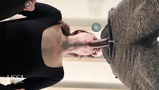 Камшот на лицо в спортзале