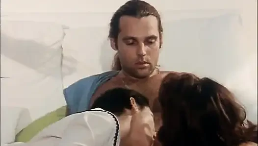 Vintage - memek berbulu lagi asik seks threesome... Crot di mulut