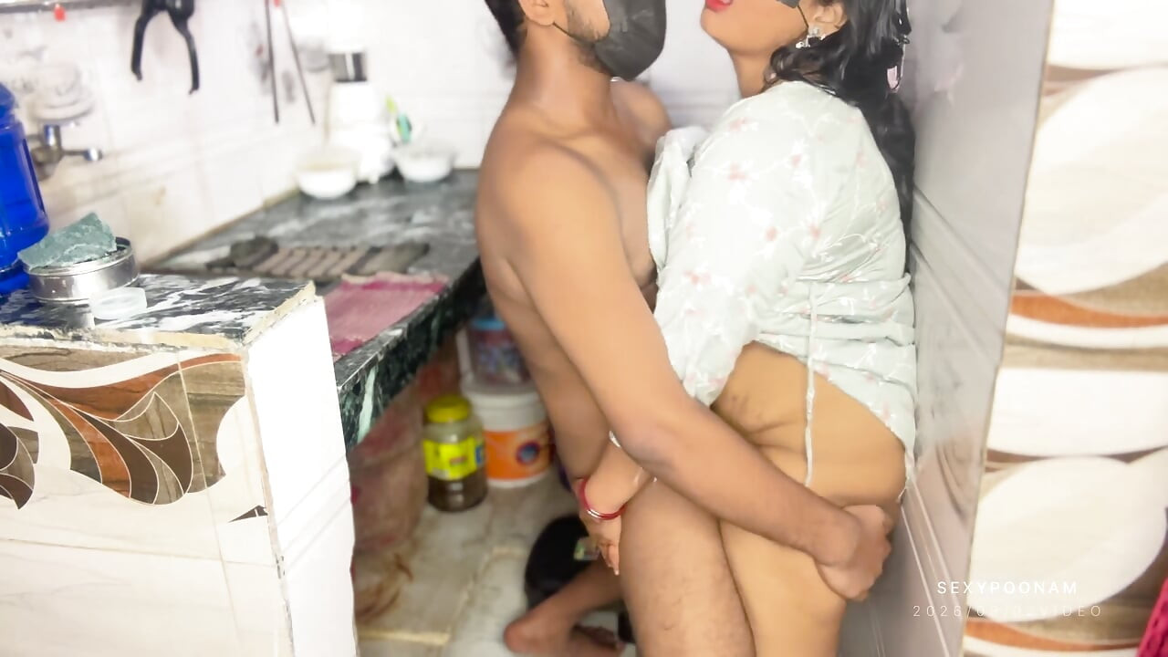부엌에서 미끄러진 의붓여동생의 Saree - 의붓여동생이 그녀를 짜서 가자