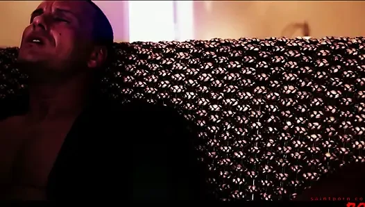 Eliska Cross делает Steve бюсту яйцом на ее бритую пизду