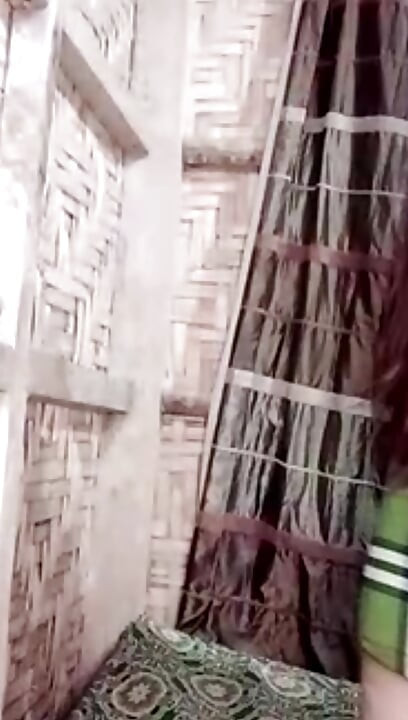 مراهقة آسيوية مشتهية تمص الجنس بشهوة