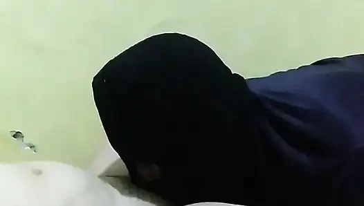 Ev sessizken orta yaşlı seksi kadının amını yalıyor