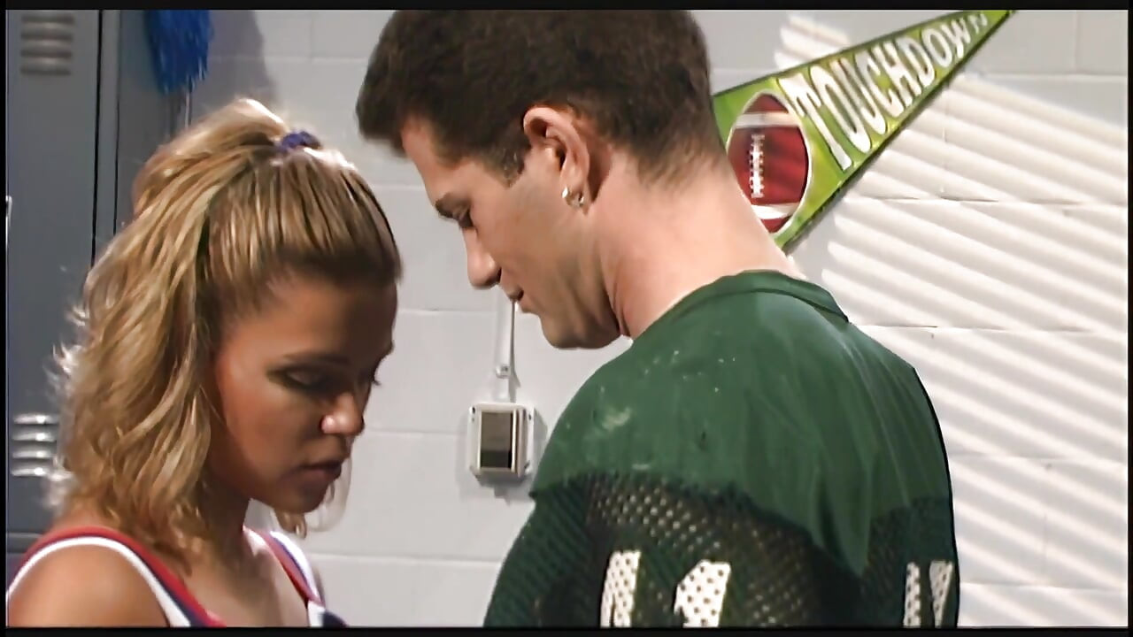 하드코어하게 따먹히는 18살 치어리더