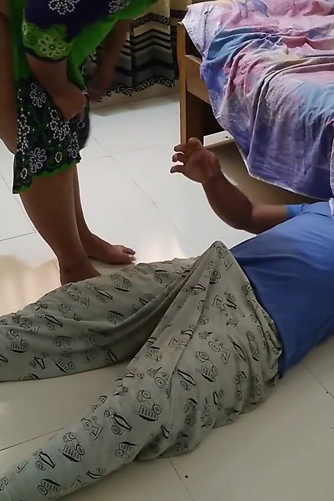 Um estranho fica preso debaixo da cama por acidente então a tia vizinha vem e fode ele - gordinha gozada