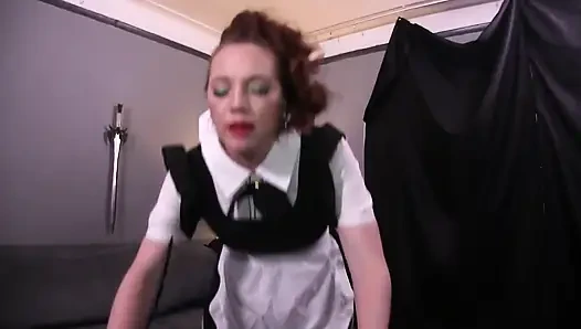 Pembantu rumah tangga lagi asik nyepong kontol