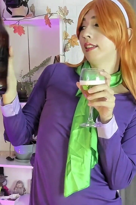 Puv Daphne Cosplay Burping Contest with Scooby