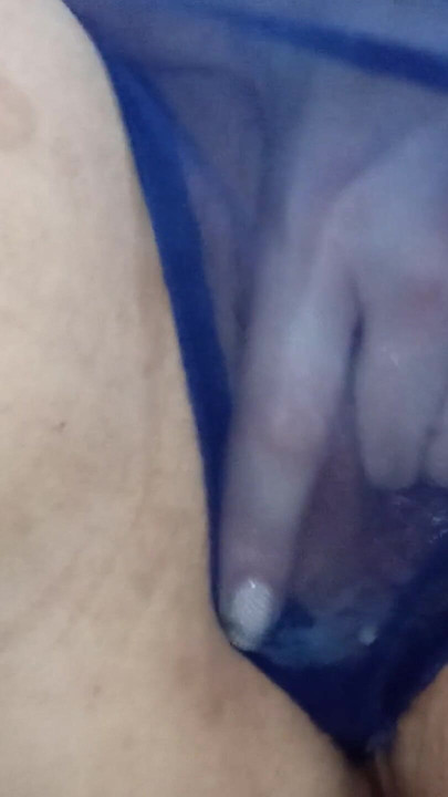 Uzbudljiv trenutak iz "Masturbiram izbliza sa svojim plavim gaćicama i punim ih mlekom i svojim prskanjem."