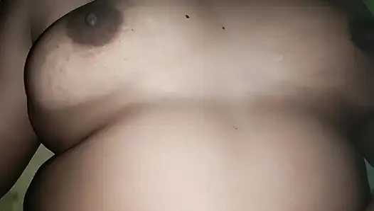 Tüm penisimi karımın sulu vajinasına soktum.