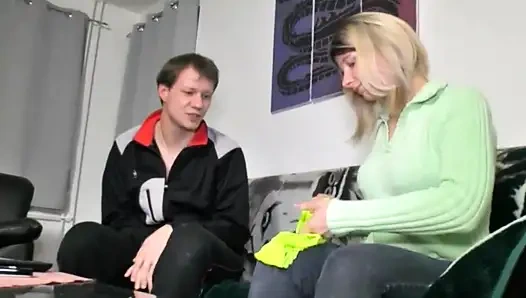 Возбужденная пара жестко трахается на диване дома