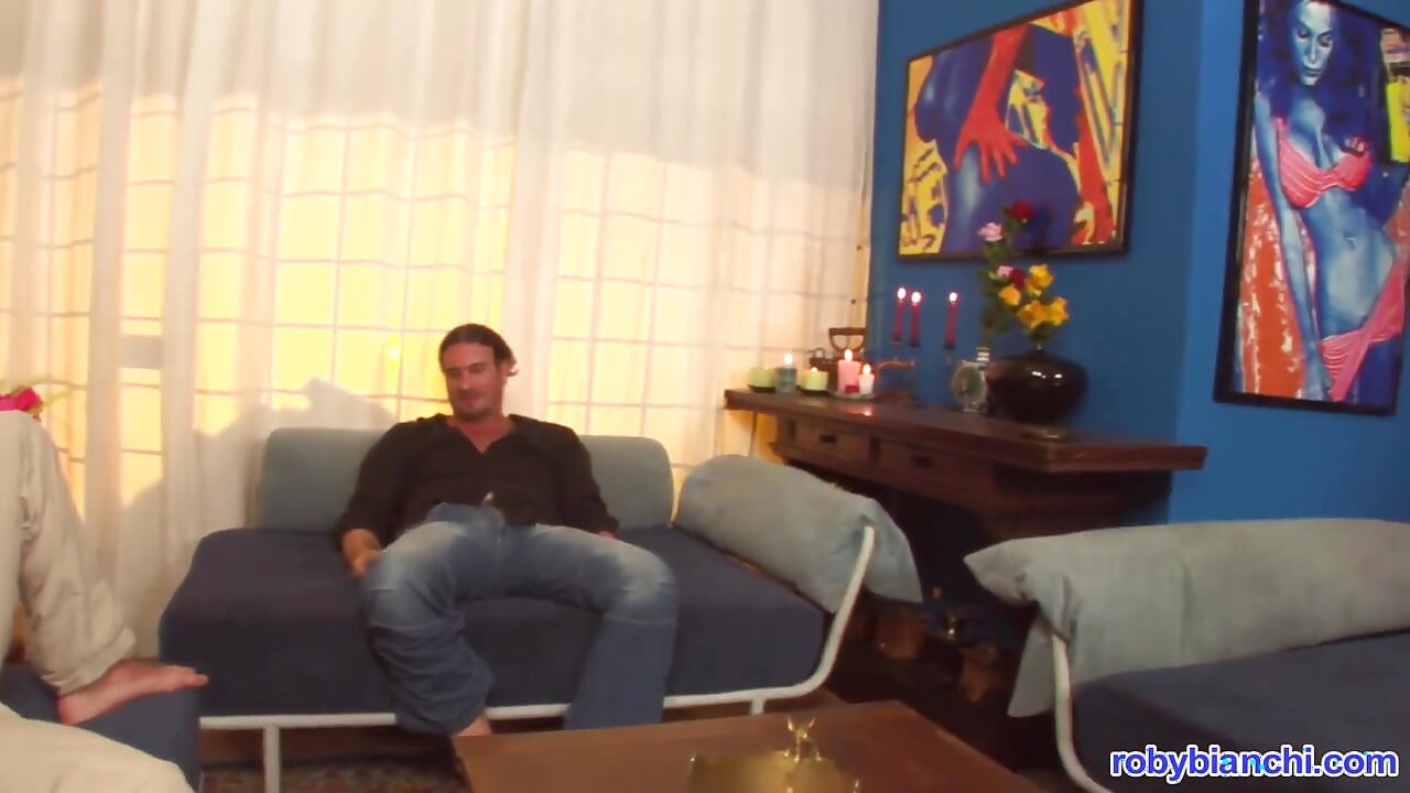 Wanita Itali berusia 50 tahun dikongkek dua zakar besar