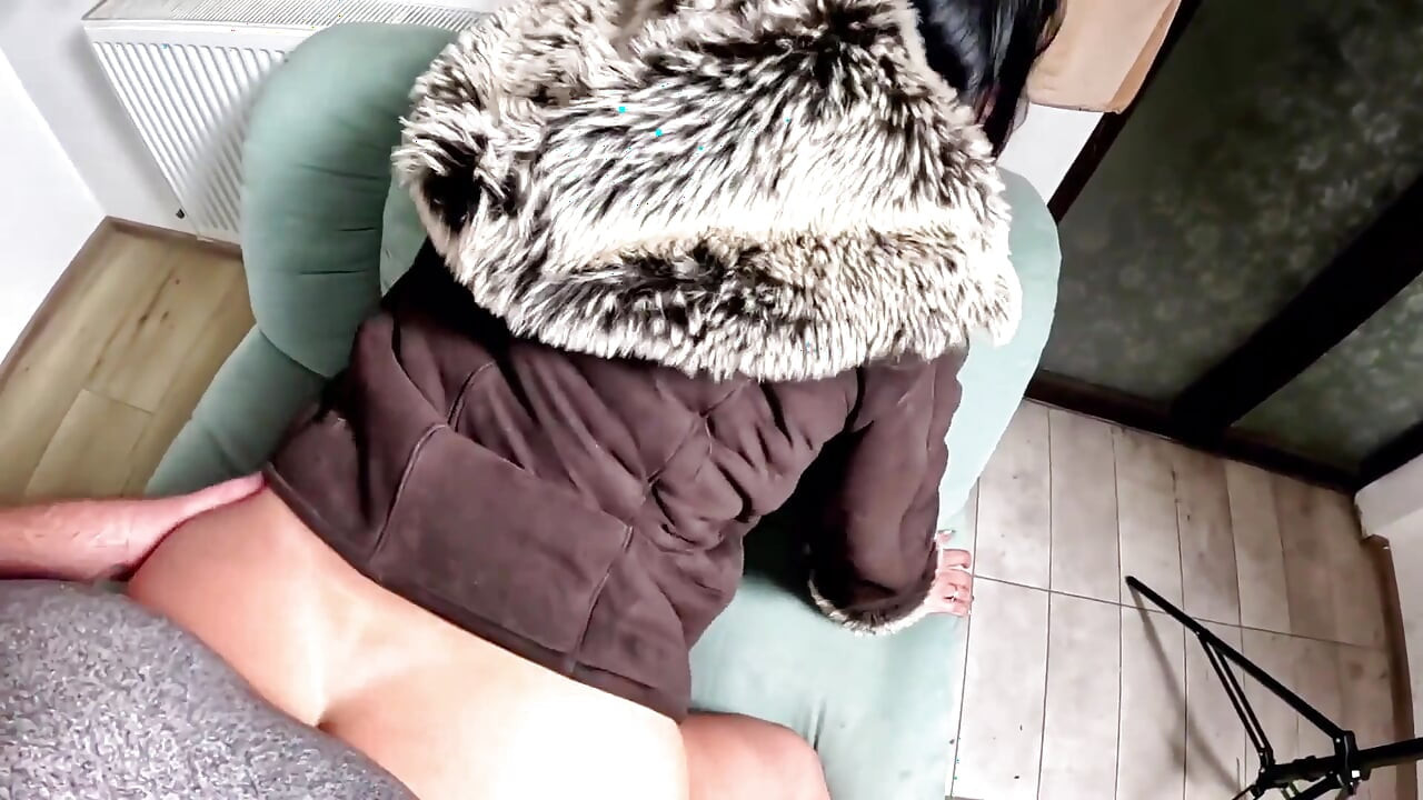 Magična transformacija kurve u Shearling i Uggs. Pišanje, Deepthroat, sperma na krznu i prskanje