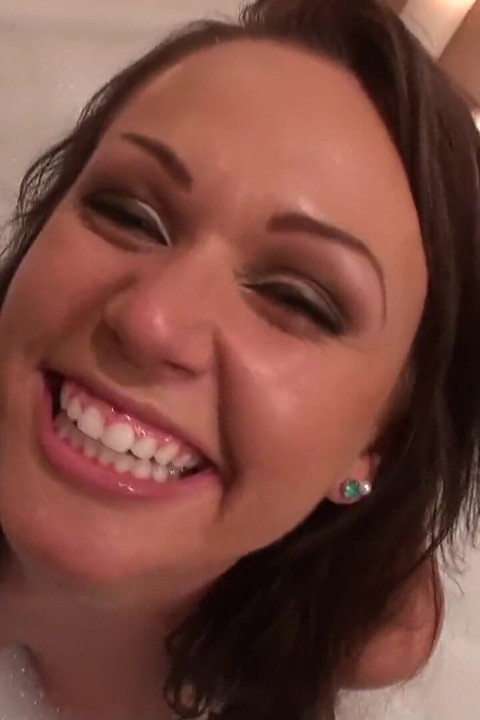 I Know That Girl - My Girlfriend Gave Me a Surprise in the Bubble Bath Today