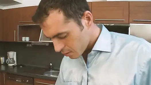 Fucked Curlies Сцена - 2 Красивая брюнетка с маленькой грудью в конечном итоге заполнена спермой