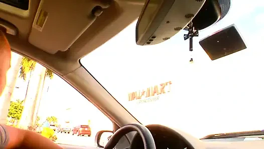 Блондинка-сучка сосет у меня ноги, член, затем жестко трахается