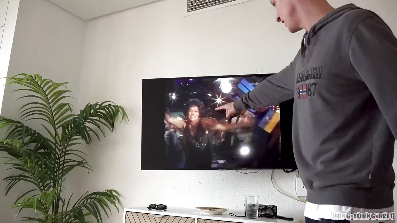 Benny nimmt es tief und grob sperma schlucken aussie