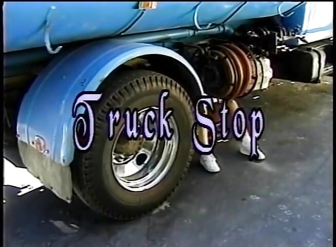 पार्किंग में बड़े स्तन बालों वाली चूत की चुदाई