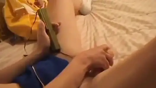 Sabrina parmakları ve oyuncaklarla mastürbasyon yapıyor