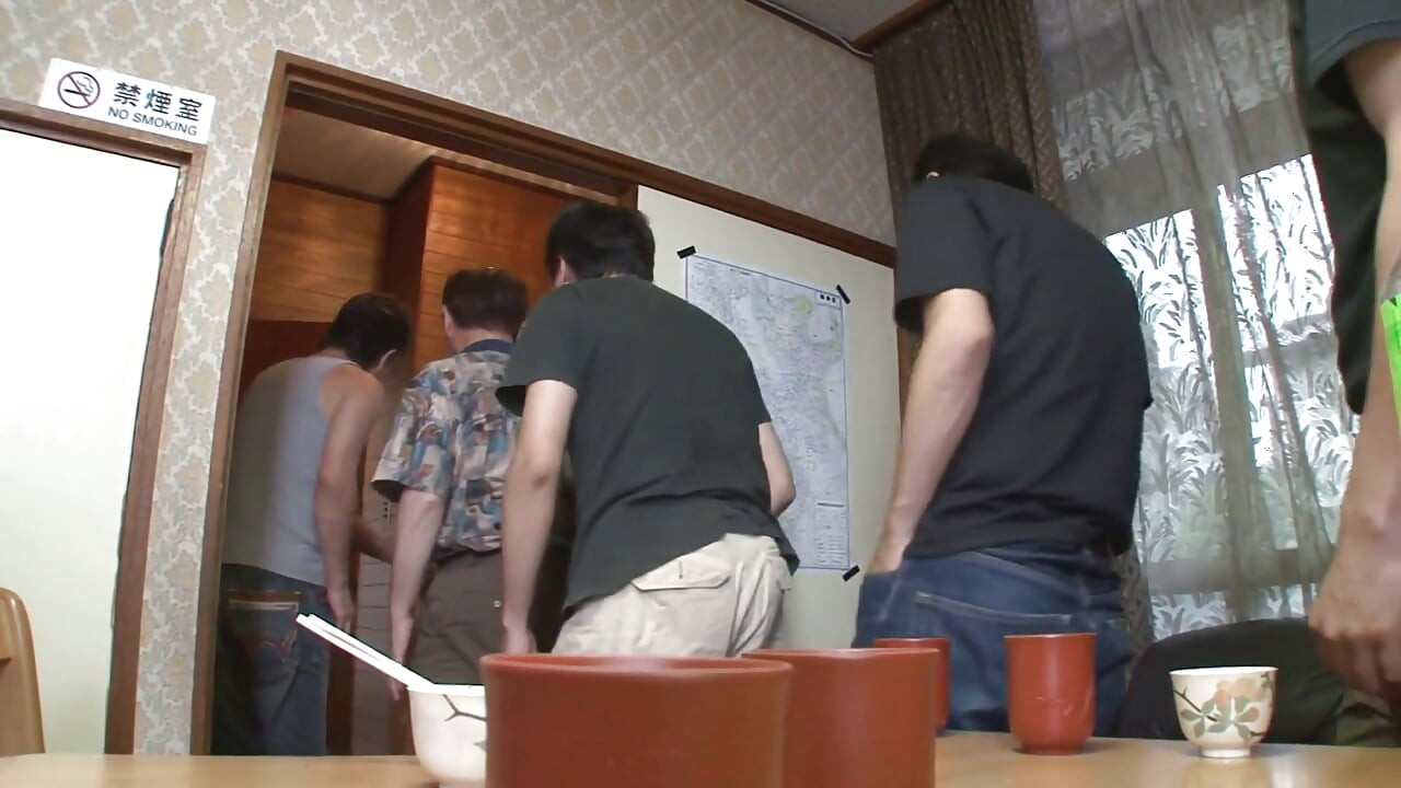 สาวตัวผอมครางอย่างมีความสุขขณะที่เธอโดนเย็ดทั้งสองรูหลังเครื่องสั่นบนแตด