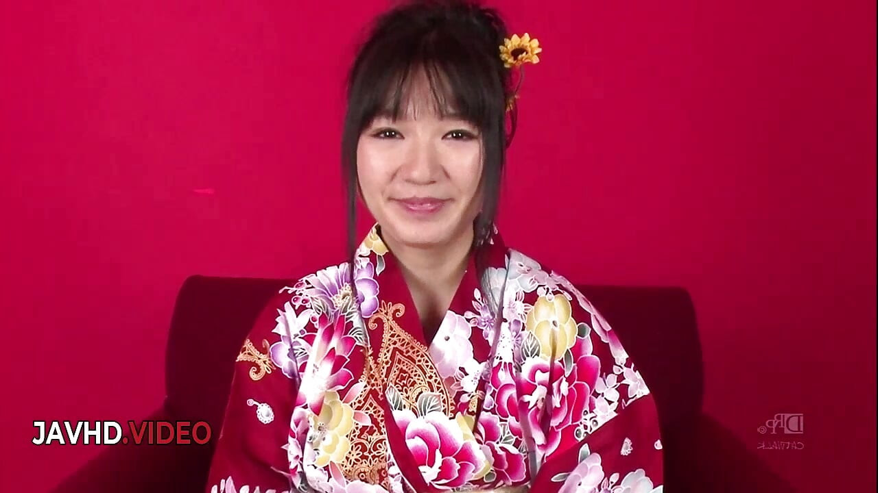 Chiharu'nun Duyusal Kimono Blowjob'u Steamy Asya Üçlü Deneyimine Yol Açıyor