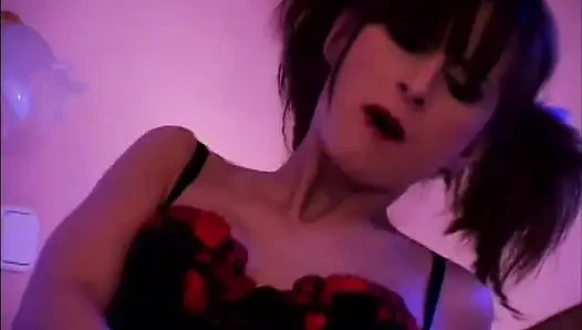 İç çamaşırlı ateşli orta yaşlı seksi kadın büyük yarakla sikiliyor ve file çoraplara boşalıyor