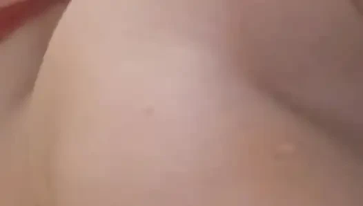 Девушка с большими сиськами мастурбирует дома