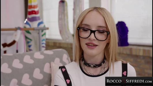 ROCCO sIFFREDI - eine sexy studentin verführt ihren lehrer und nimmt tief anal