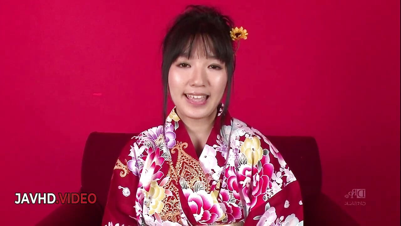 Chiharu ateşli jav sakso çekiyor ve sonra kimonosunda şiddetle sikiliyor