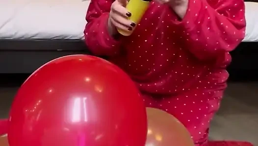 Merce balonlarla mastürbasyon yapıyor, çok azgın, amına bak