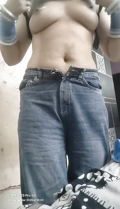 Desi bhabhi showing boobs pussy