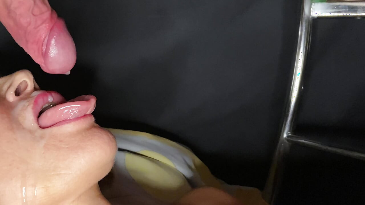 Macocha sex oralny połykać ogromny ładunek orgazmu nasienia
