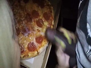 Repartidor de pizza alimenta a mi esposa con un poco de semen